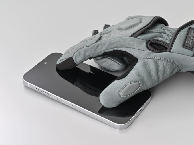 DG-026グローブをスマートフォンに触れている様子(タッチパネル対応)