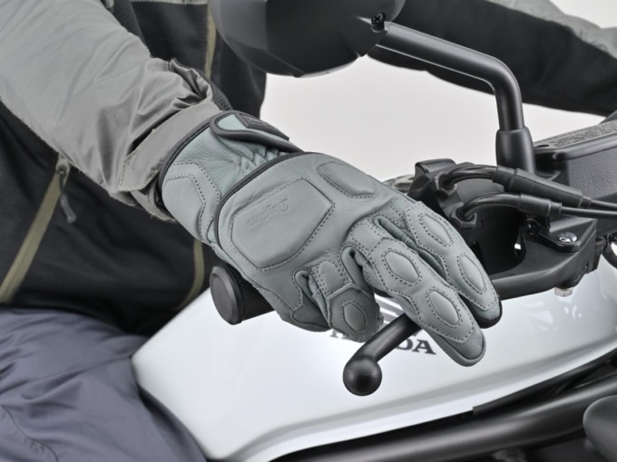 デイトナDG-026ライアードレザーグローブを装着してバイク操作する様子