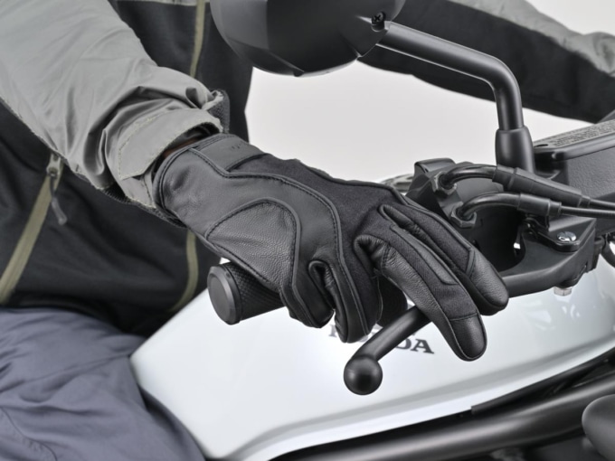 DG-028デニムストライプレザーグローブ装着イメージ(ブラック)