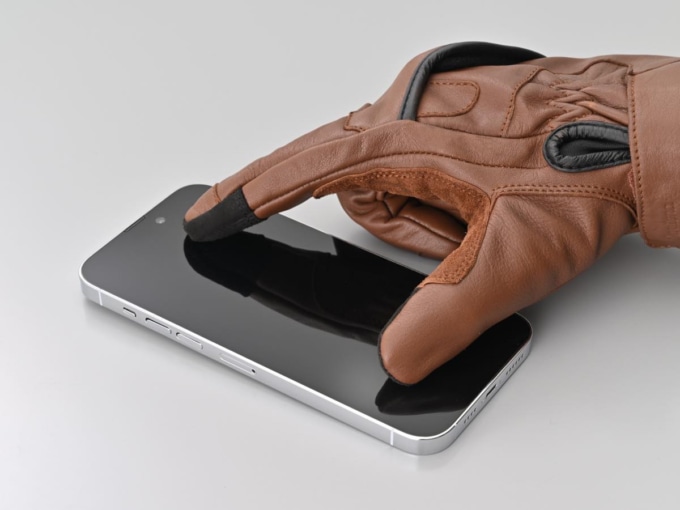 DG-029グローブでスマートフォンを操作する様子