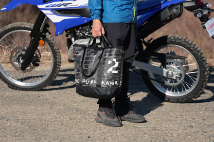 SHINICHIRO ARAKAWA『Voyager』｜「フルフェイスが入る」が、街でもツーリングでも武器になるトートバッグ