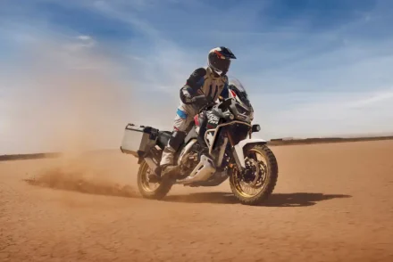 CRF1100L Africa Twin（アフリカツイン）が予想外のニューカラー!? 新型モデルからは『MT』と『＜S＞』が無くなり『DCT』のみに！【Honda2026新車ニュース】