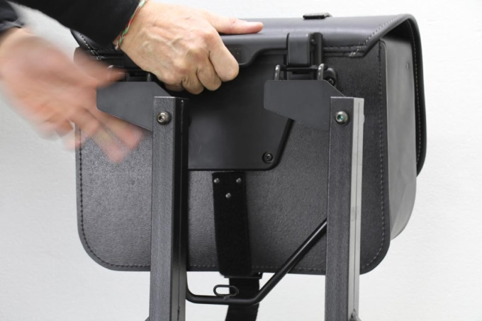 3秒で着脱！デイトナ“EX-TOUCH”ワンタッチサドルバッグがツーリングを変える