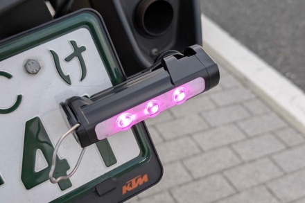 コンパクトで使い勝手のいい停止表示機材“FLEMAG LED停止非常灯”登場！