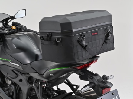 くずれない形状で、荷物の有無に関わらずスマートなシェルシートバッグがデイトナより販売中！