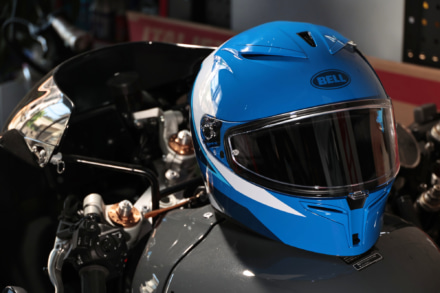 BELLの新作『LITHIUM CRF』は全部入り!?　初心者にもオススメの高コスパヘルメット登場