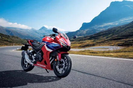 【新型】大人にもおすすめの400ccバイク『CBR400R』がHonda E-Clutchを新搭載!? 足つき性の良さも人気の理由ひとつです！【Honda2026新車ニュース】