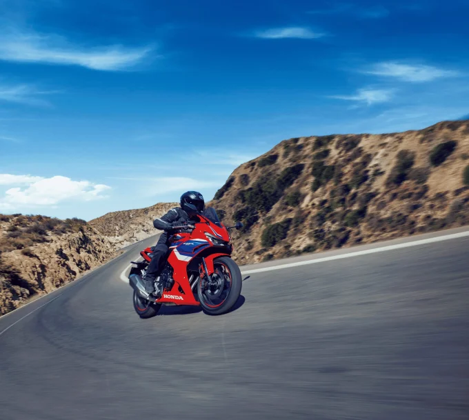 【新型】大人にもおすすめの400ccバイク『CBR400R』がHonda E-Clutchを新搭載!? 足つき性の良さも人気の理由ひとつです！【Honda2026新車ニュース】