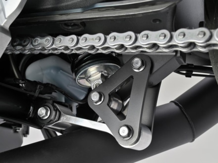CB1000Fの足つきがよくなるリンクロッド登場！