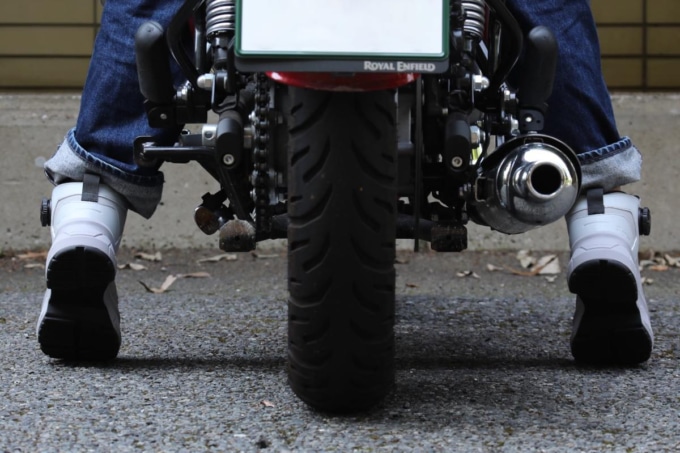 バイクの足つき性が改善できる、防水ライディングシューズ“DS-505 T-WPシューズ”
