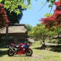 ひだまりの中バイクのある風景