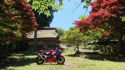 ひだまりの中バイクのある風景
