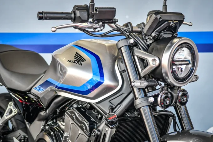 【公式】新型400ccネイキッド『CB400 SUPER FOUR E-Clutch』の価格と発売日が決定！ シリーズ最高58馬力＆14kgもの軽量化!? 完全に「旧CB400SF」を超えた!?【Honda2026新車ニュース】