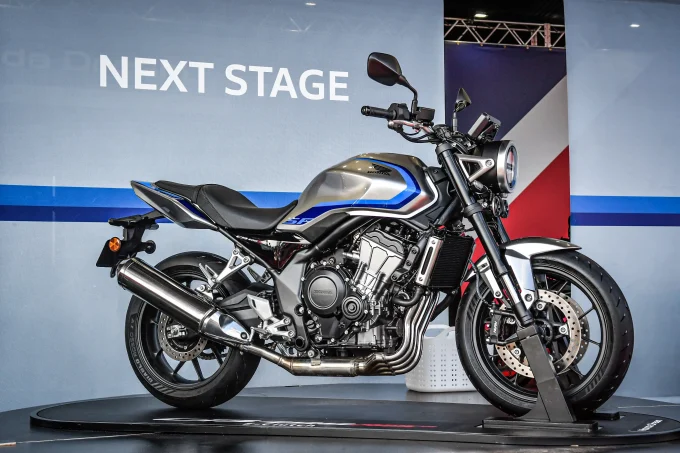 【公式】新型400ccネイキッド『CB400 SUPER FOUR E-Clutch』の価格と発売日が決定！ シリーズ最高58馬力＆14kgもの軽量化!? 完全に「旧CB400SF」を超えた!?【Honda2026新車ニュース】