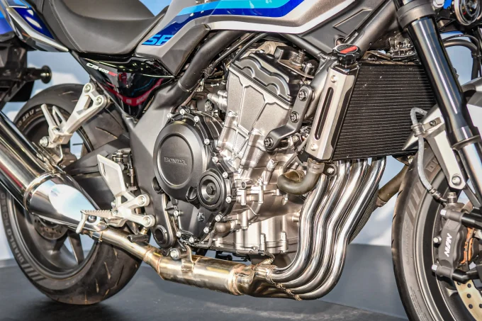 【公式】新型400ccネイキッド『CB400 SUPER FOUR E-Clutch』の価格と発売日が決定！ シリーズ最高58馬力＆14kgもの軽量化!? 完全に「旧CB400SF」を超えた!?【Honda2026新車ニュース】