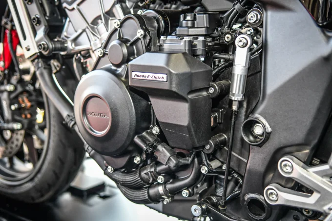 【公式】新型400ccネイキッド『CB400 SUPER FOUR E-Clutch』の価格と発売日が決定！ シリーズ最高58馬力＆14kgもの軽量化!? 完全に「旧CB400SF」を超えた!?【Honda2026新車ニュース】