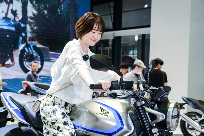FIND CBでわかった、CB400 SUPER FOUR E-ClutchとCB1000Fの「跨らないとわからない魅力」はココ!