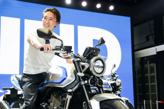 FIND CBでわかった、CB400 SUPER FOUR E-ClutchとCB1000Fの「跨らないとわからない魅力」はココ!