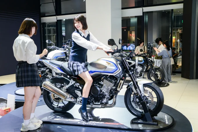 FIND CBでわかった、CB400 SUPER FOUR E-ClutchとCB1000Fの「跨らないとわからない魅力」はココ!