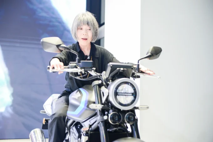 FIND CBでわかった、CB400 SUPER FOUR E-ClutchとCB1000Fの「跨らないとわからない魅力」はココ!
