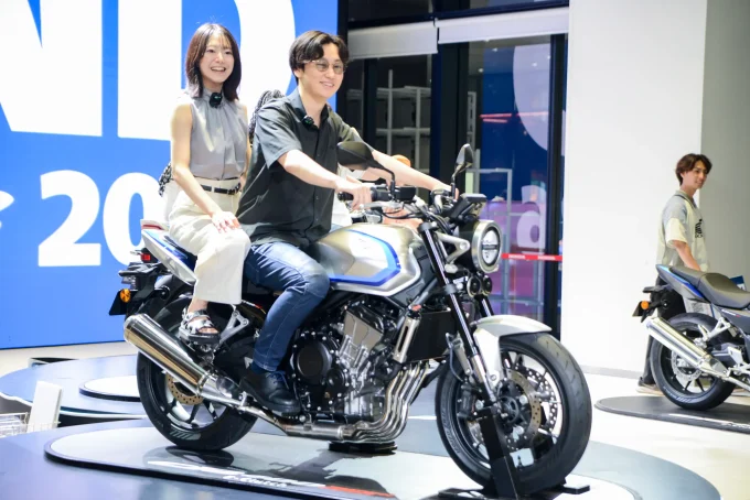 FIND CBでわかった、CB400 SUPER FOUR E-ClutchとCB1000Fの「跨らないとわからない魅力」はココ!