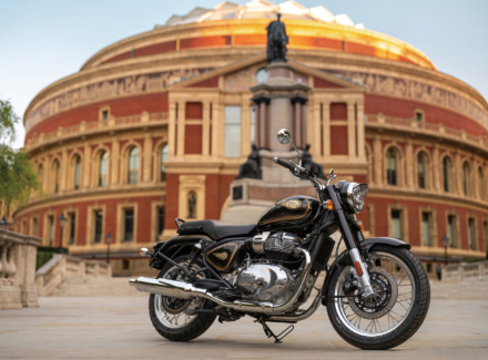 BULLET650が別モノに!?　人気カスタムビルダーとのコラボマシンがホットロッドショーに降臨