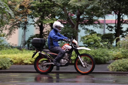 突然の雨でも慌てない！ 初心者ライダーが選ぶべきワイズギアの最新レインウエア4選