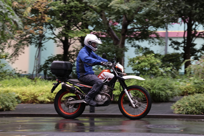突然の雨でも慌てない！ 初心者ライダーが選ぶべきワイズギアの最新レインウエア4選