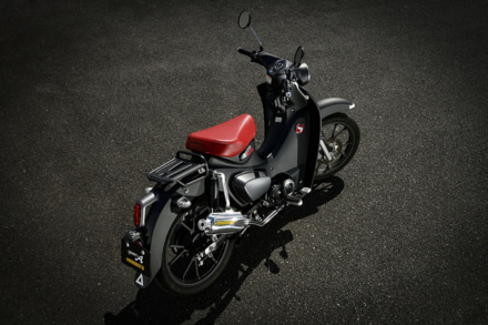 これはズルい！　スーパーカブC125（JA71）にヤマモトレーシング・spec-Aの『チタン×アップ』が似合いすぎる!!