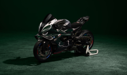 日本にたった2台！ BMWが究極のM 1000 RRを発売!! 価格900万円の“マン島TT仕様”とは？