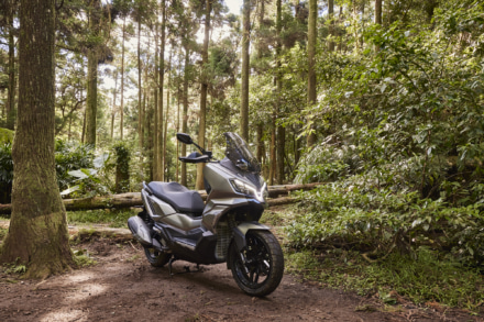 週末はそのまま旅へ！　大人が気になるクロスオーバースクーターSYM・ADX250