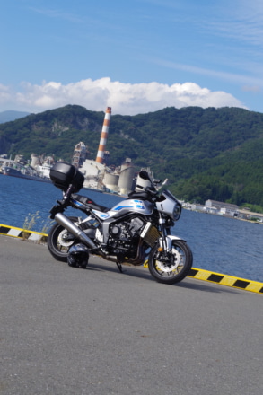 CB1000Fのブルーラインと海と空がシンクロした