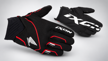 ホンダ乗りは見逃せない！　Honda×IXONの冬グローブ2種が登場!!　防水＆プロテクター装備で1万円以下!?